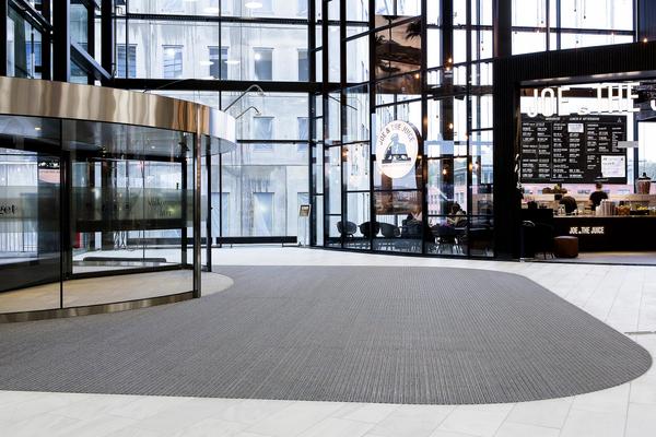 Fußmattensysteme für EINKAUFSZENTREN, MALLS UND KAUFHÄUSER: Unsere Fußmattensysteme für Einkaufszentren sind so konzipiert, dass sie den strengen Anforderungen starker und normaler Begehung in Einkaufszentren und Kaufhäusern standhalten.