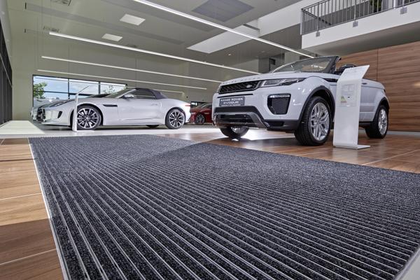 Fußmattensysteme für AUTOHÄUSER UND AUSSTELLUNGSRÄUME: Unsere Fußmattensysteme für Autohäuser und Ausstellungsräume tragen dazu bei, den perfekten ersten Eindruck zu vermitteln.