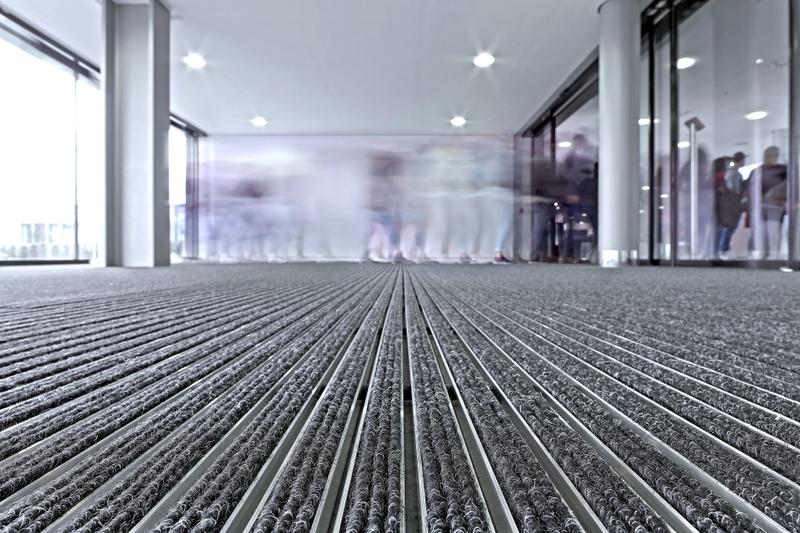 Großflächige Fußmattensysteme von der fuma Hauszubehör GmbH im Kundencenter der Daimler AG