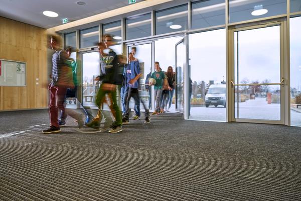 Großflächige Verlegung von Fußmattensystemen im Willibald-Gluck-Gymnasium