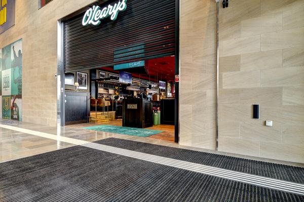 Fußmattensysteme für GESCHÄFTE, LÄDEN UND SUPERMÄRKTE: Geeignete Fußmatten für alle Arten von Einzelhandelsgeschäften – von Supermärkten bis zu Flagship-Stores